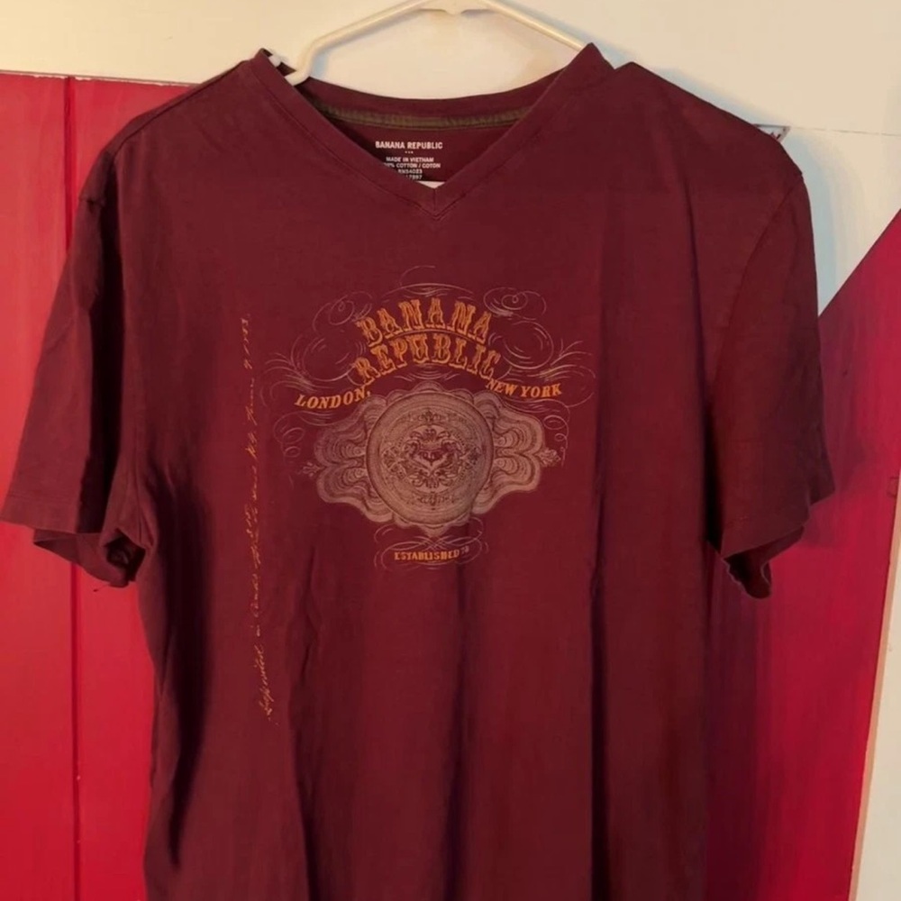 Banana Republic Men's Burgundy Graphic Tee